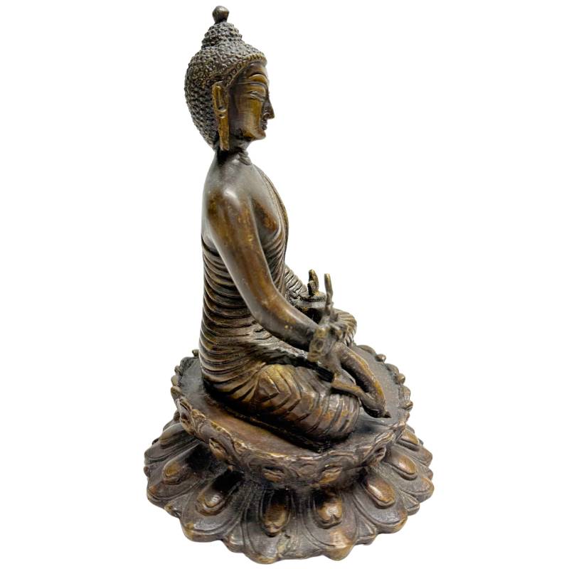 Antiek bronzen Boeddha op traditionele lotus troon
