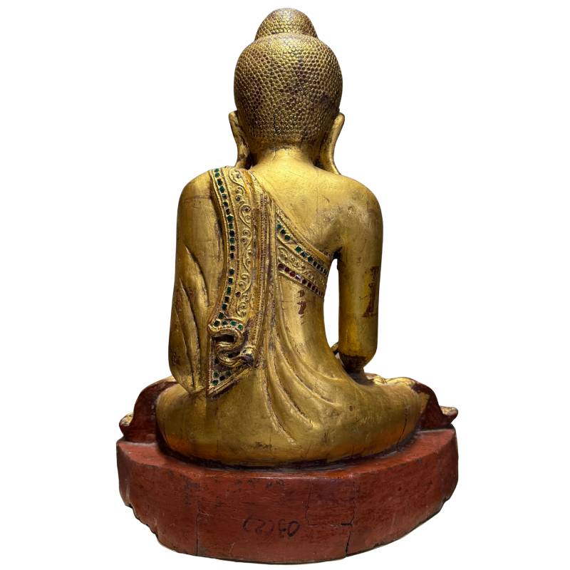 Antiek Boeddha beeld met rode lakonderlaag, vergulding en natuurlijke devotional wear