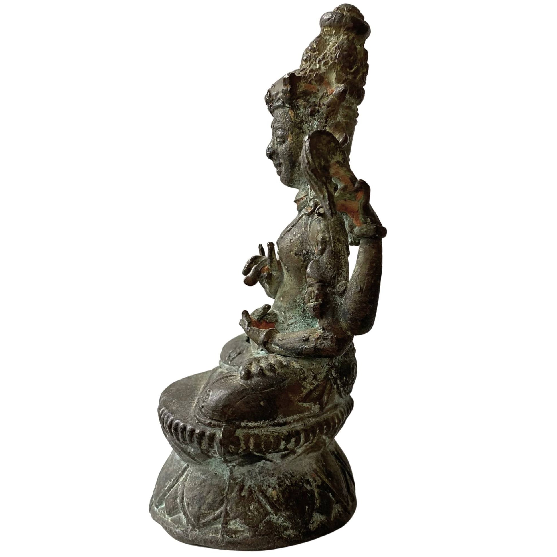 Detail van historische cupriet oxidatie op antiek Tibetaans bronzen boeddha beeld