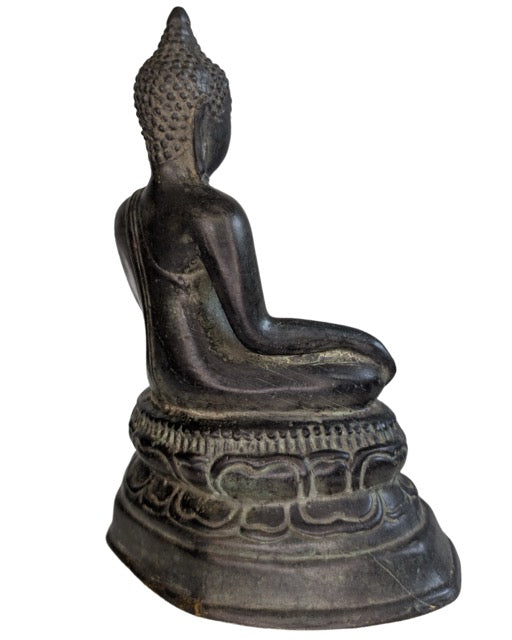 Achterzijde van het massief bronzen Boeddha beeld met authentiek patina.