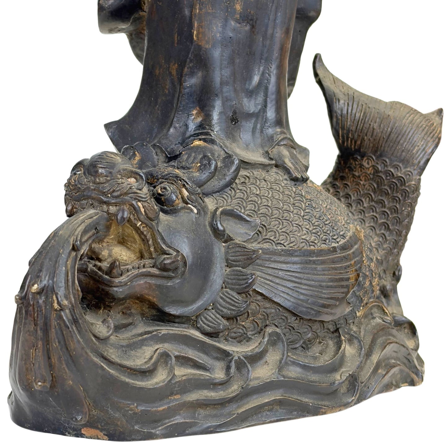 Antiek bronzen bodhisattva beeld op waterdraak met rijk uitgewerkte basis en spirituele betekenis