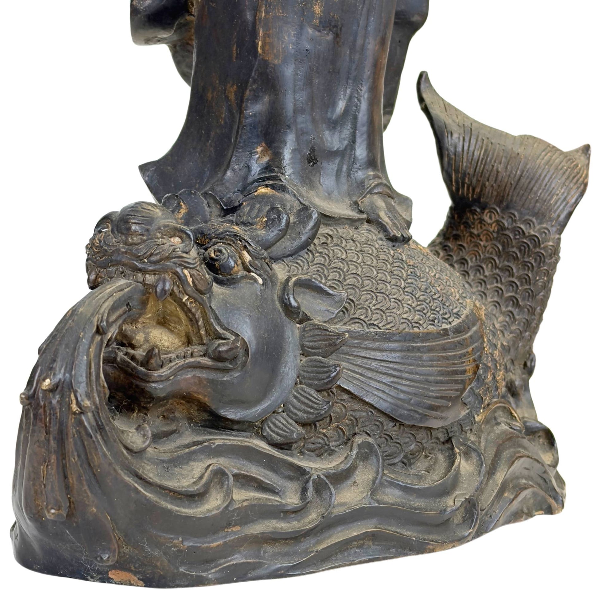 Antiek bronzen bodhisattva beeld op waterdraak met rijk uitgewerkte basis en spirituele betekenis