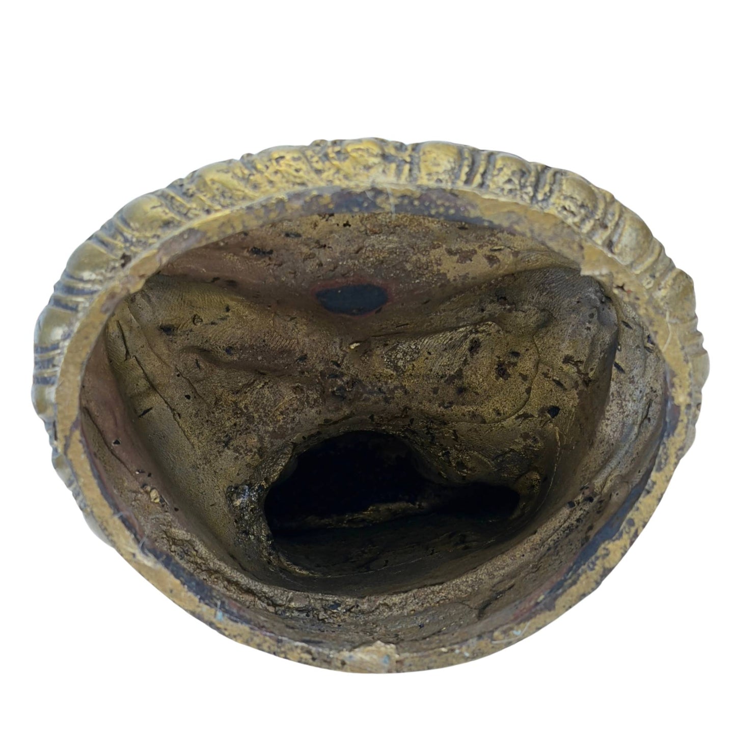 Onderzijde van de holgegoten Mongoolse Boeddha met de originele ongesloten gietholte, donkere cupriethuid oxidatie en een authentieke gietprop