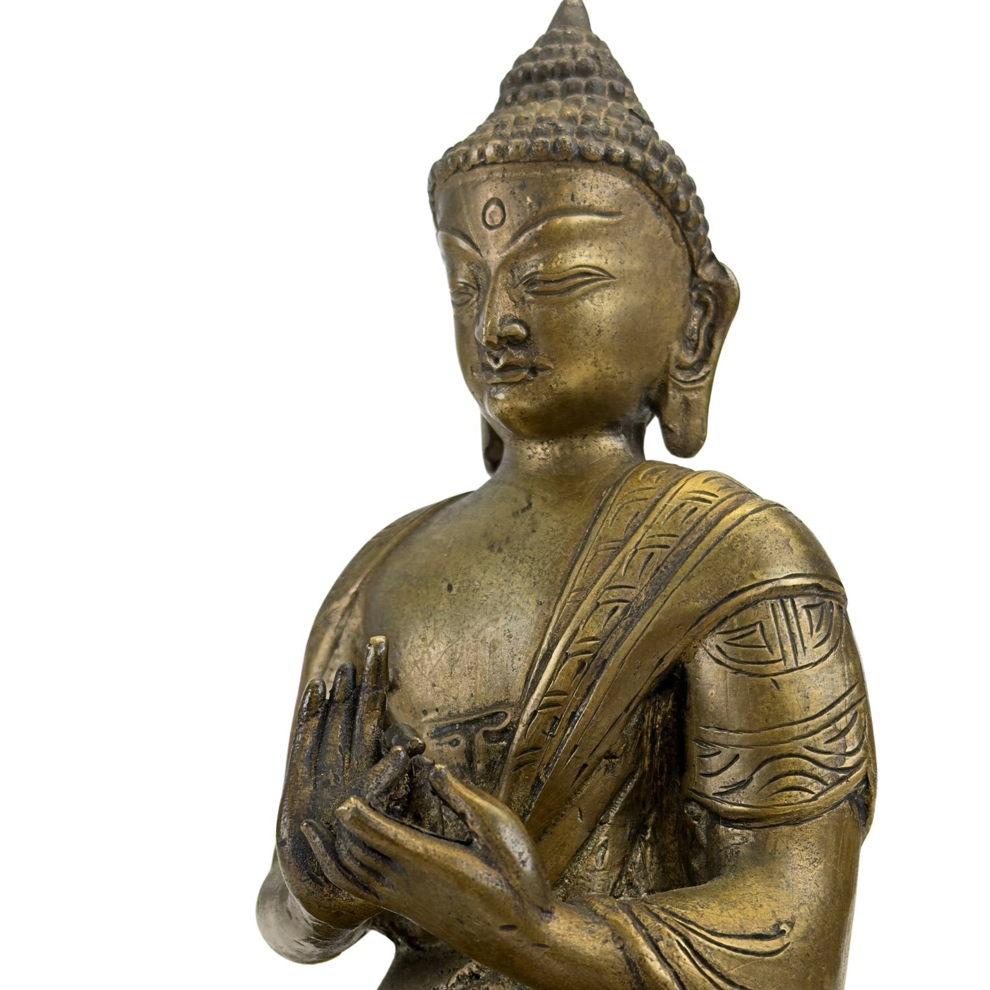 Close-up detail van het bovenlichaam met de specifieke, verfijnde vingerconfiguratie van de Shramana mudra