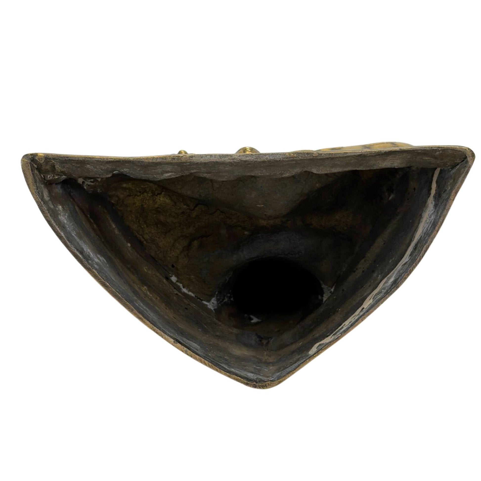 Onderzijde van de holgegoten bronzen Boeddha met de originele, gelaagde gietkernresten en natuurlijke oxidatiesporen