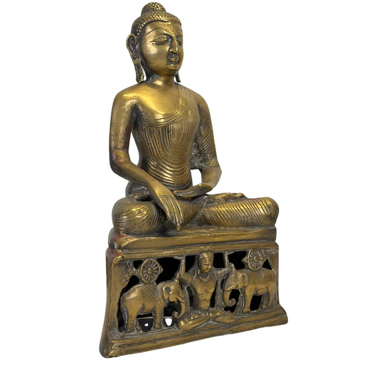 Driekwartvlak van het antieke bronzen altaarbeeld met weergave van de fijn gedetailleerde olifanten-fries