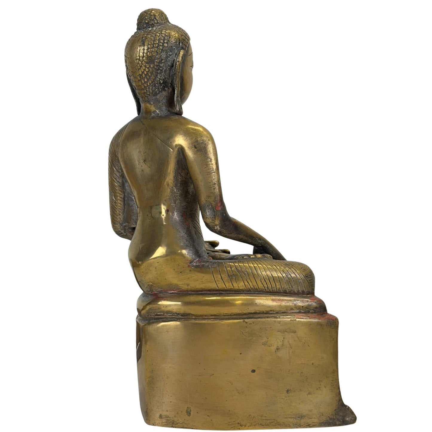 Schuin achteraanzicht van de antieke Boeddha met de natuurlijke, historische bronskleuring