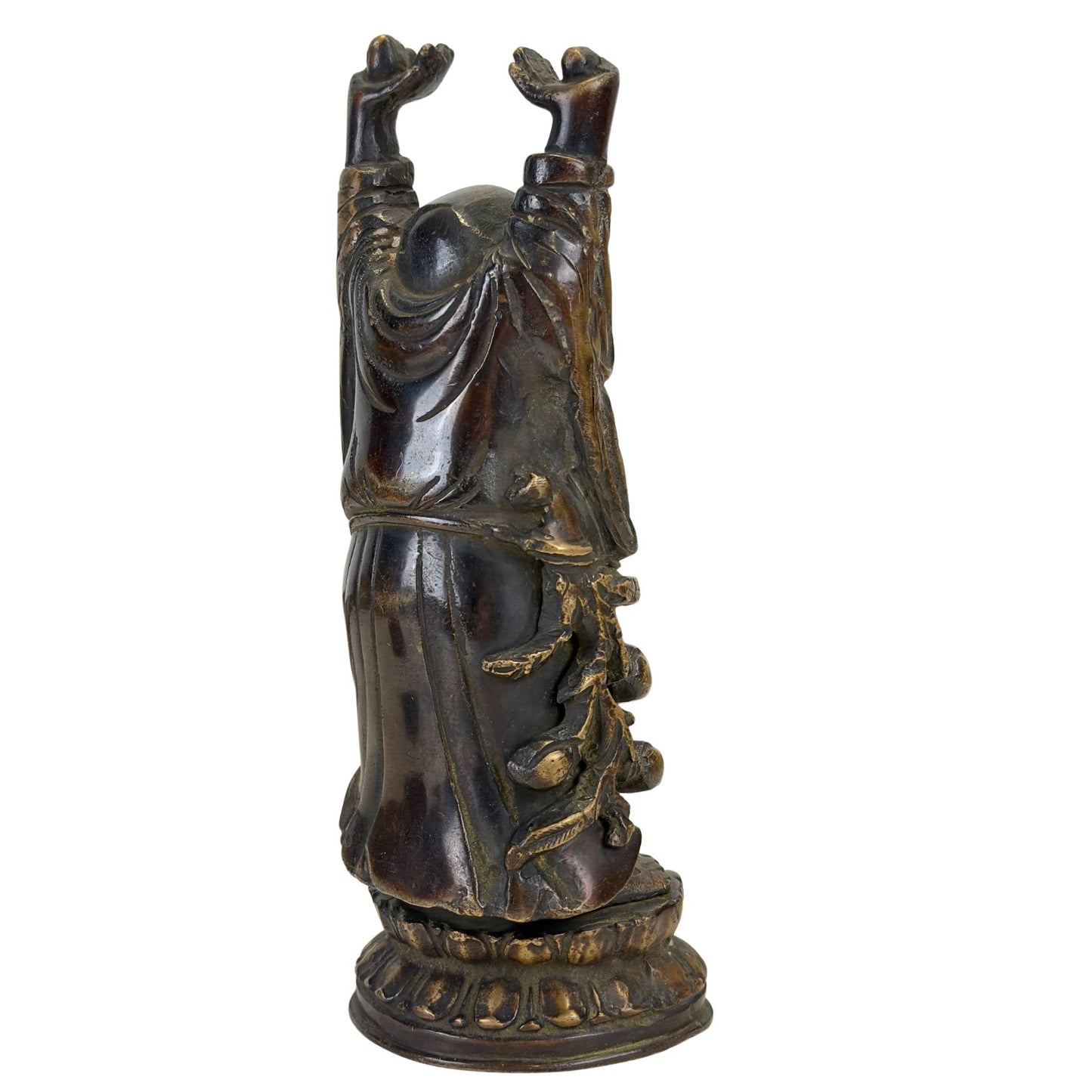 Schuin achteraanzicht van de bronzen Lachende Boeddha met zichtbare historische gietnaad