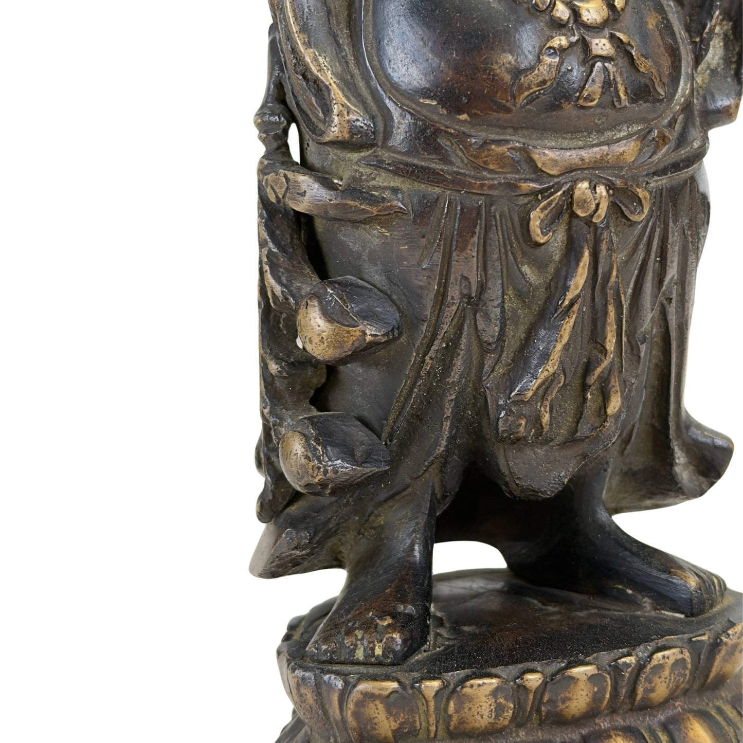 Detail van het bronsvlak en de boeddhistische gebedskralen mala op de ronde buik van de Boeddha