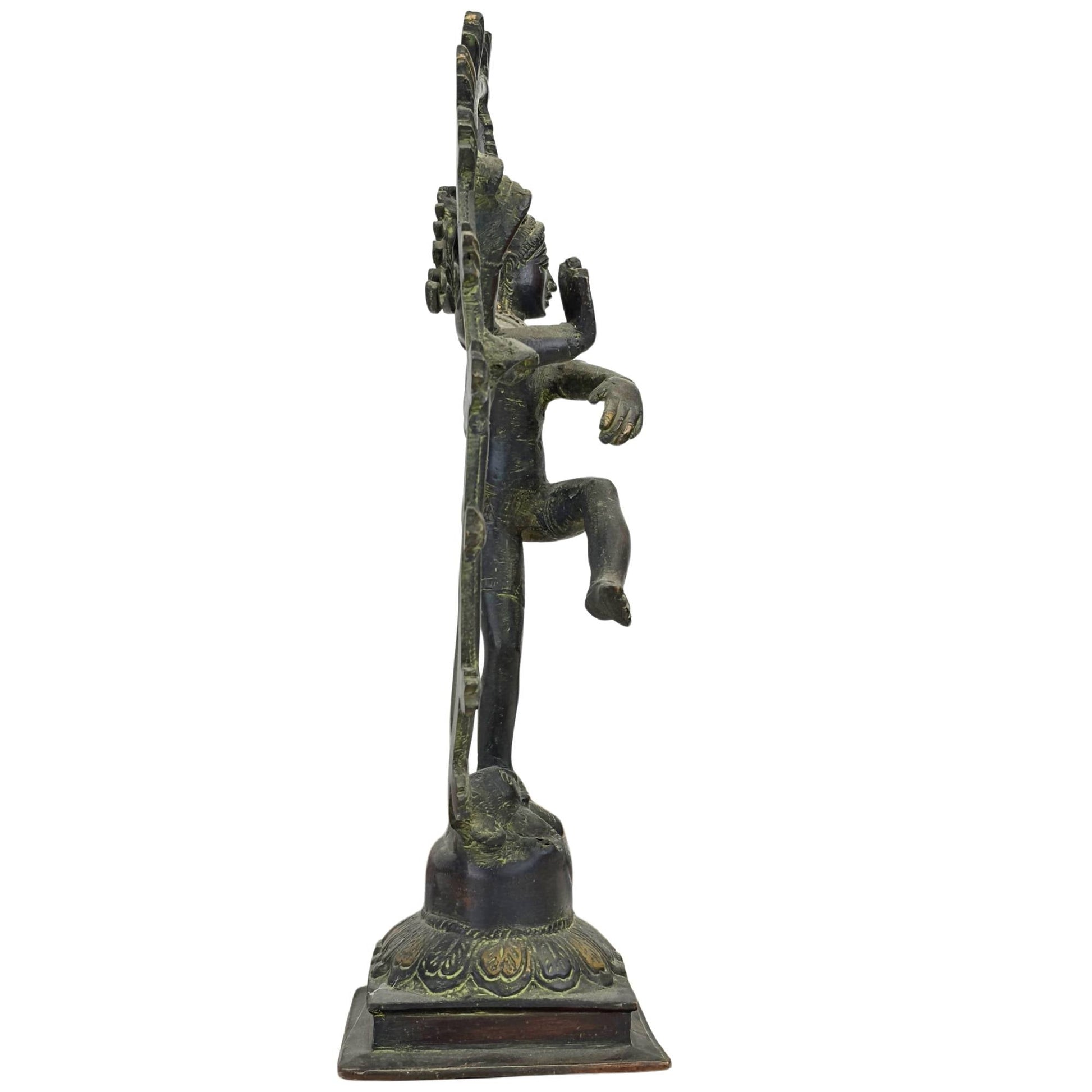Zijaanzicht van een authentiek Nepalees tempelaltaar bronsgietwerk van Shiva Nataraja