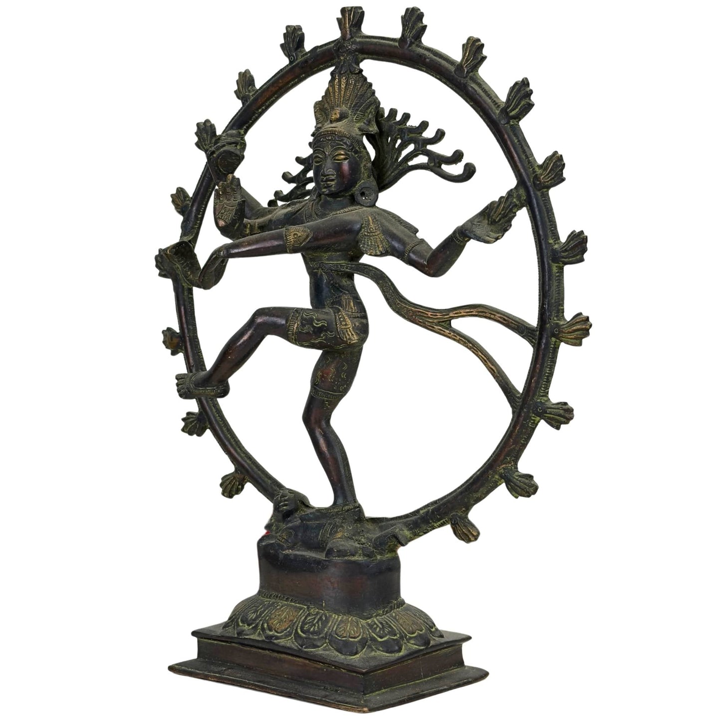 Driekwartvlak van het gedetailleerde Nepalese brons van Shiva Nataraja met de damaru trommel