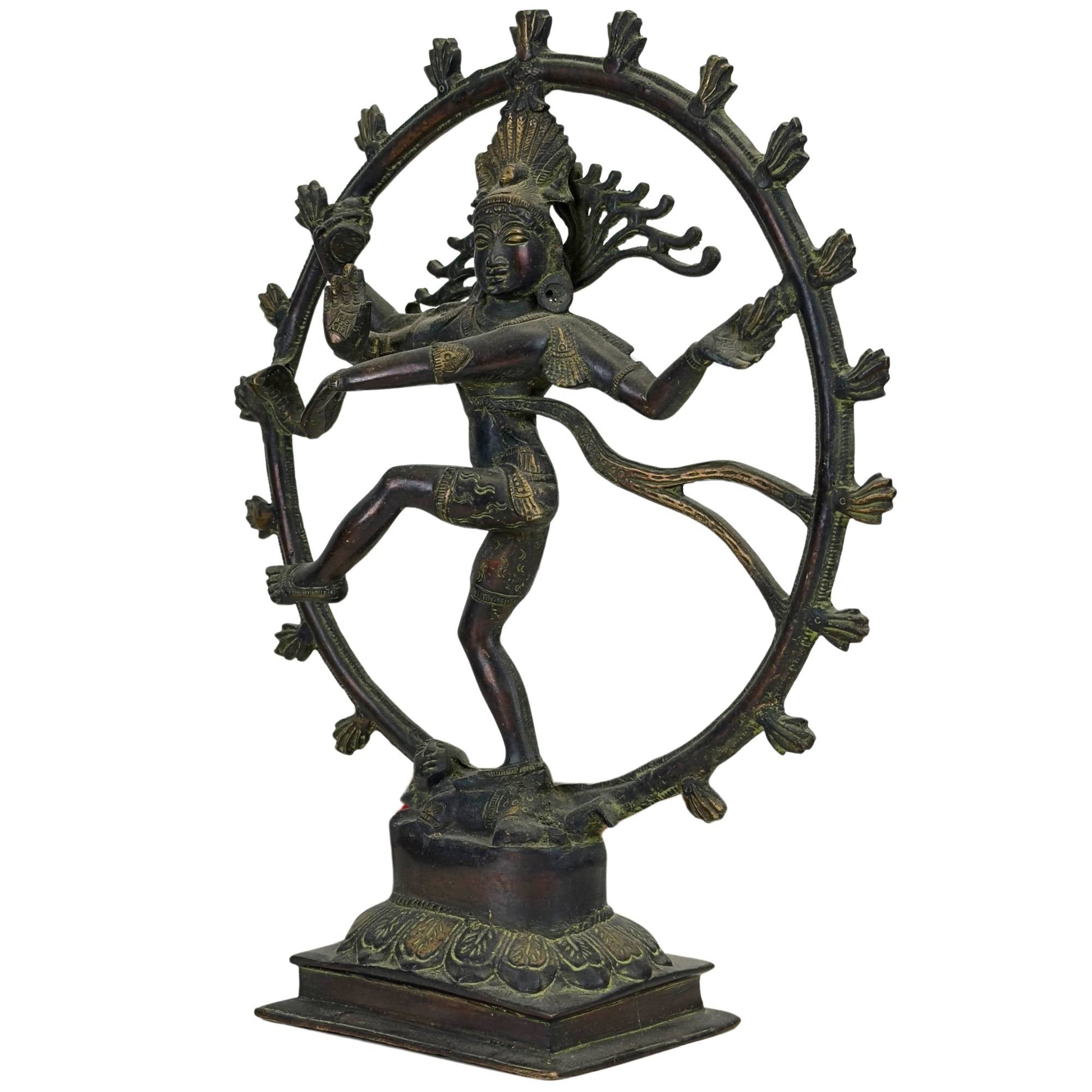 Driekwartvlak van het gedetailleerde Nepalese brons van Shiva Nataraja met de damaru trommel