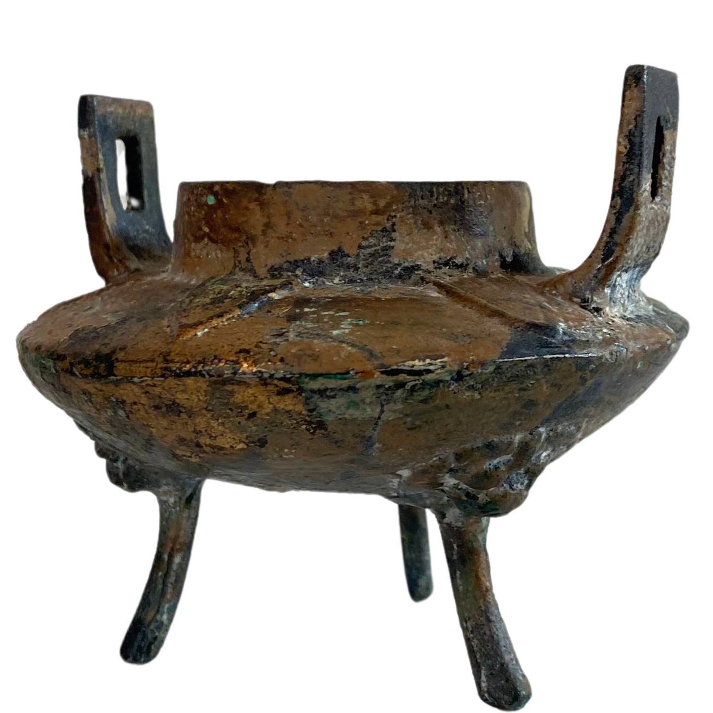 Achteraanzicht toont de zwarte magnetiet-patina en roet op het gietijzeren oppervlak.