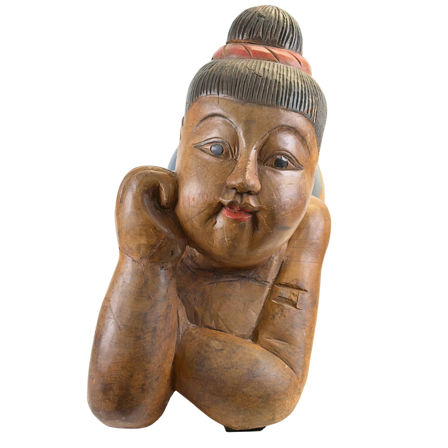 Antiek Chinees Tongzi gelukskind liggend in massief hardhout met originele polychromie.