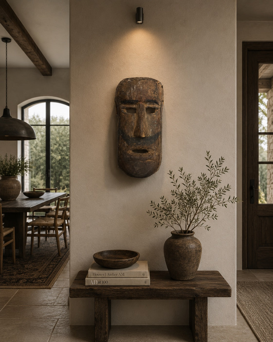 Antiek houten masker met originele beschildering, sjamanistisch Himalaya object met zwarte baardlijn en oude gebruikssporen
