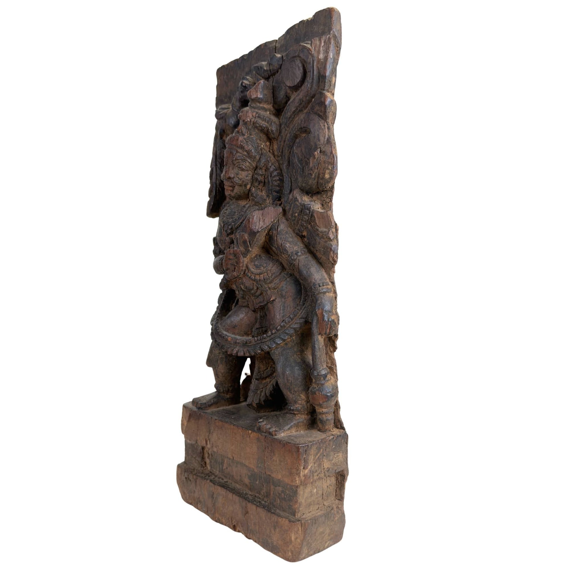 Gedetailleerd antiek Indiaas houtsnijwerk met goddelijke Rama-figuur