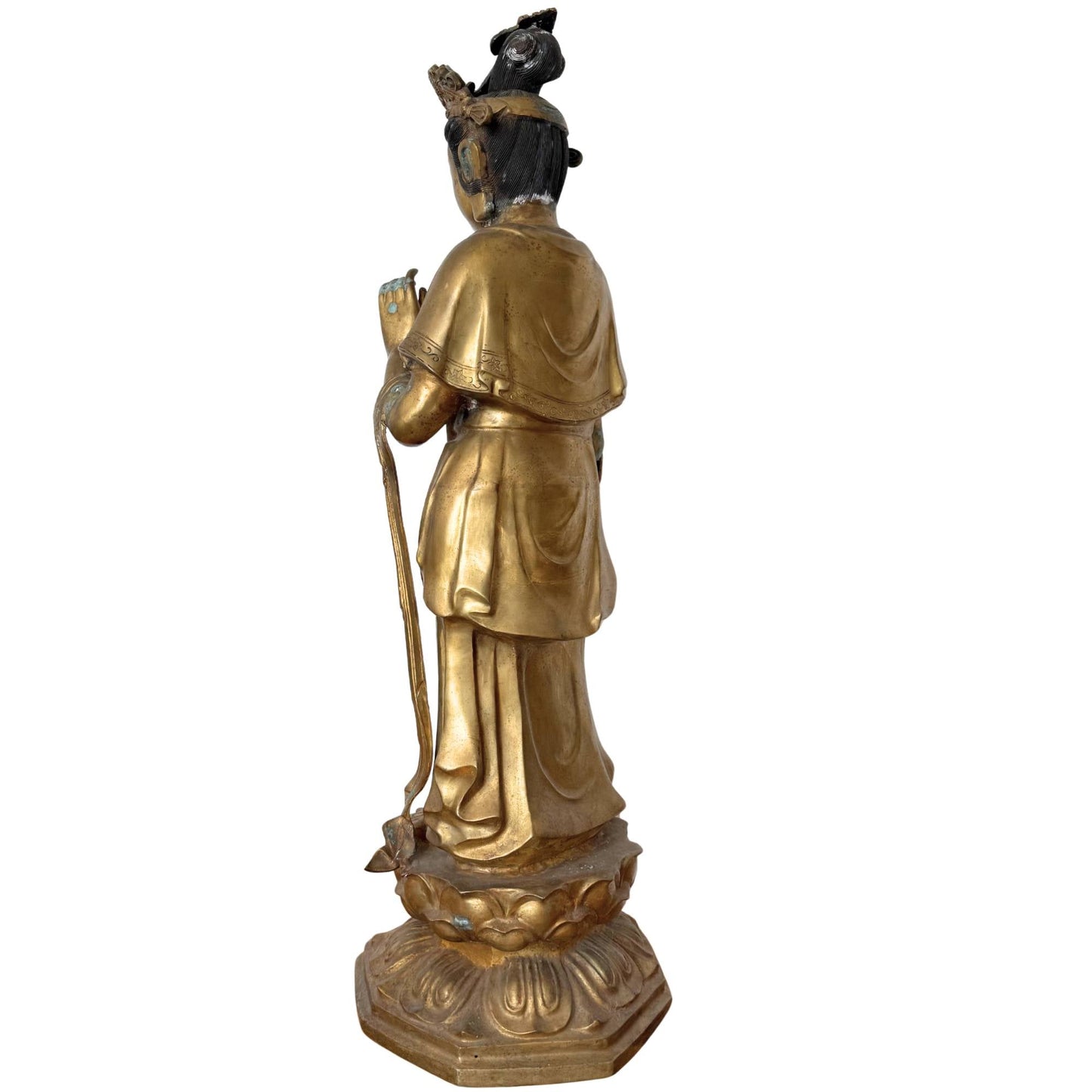 Achteraanzicht van de Kannon, focus op de architecturale opbouw van de zeshoekige sokkel en de dubbele lotusbasis.