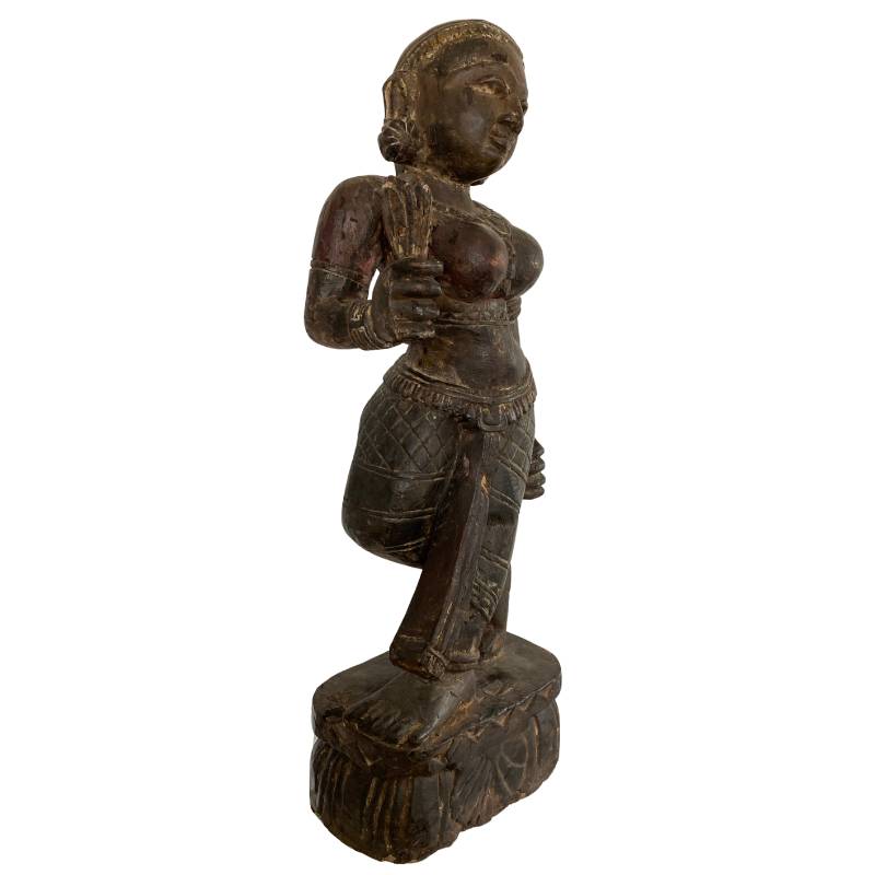 Detail van houten Lakshmi beeld Nepal met duidelijke houtstructuur en veroudering 