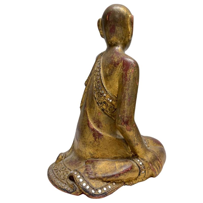 Achteraanzicht van het houten beeld met zichtbare patina en houtsnijwerk.
