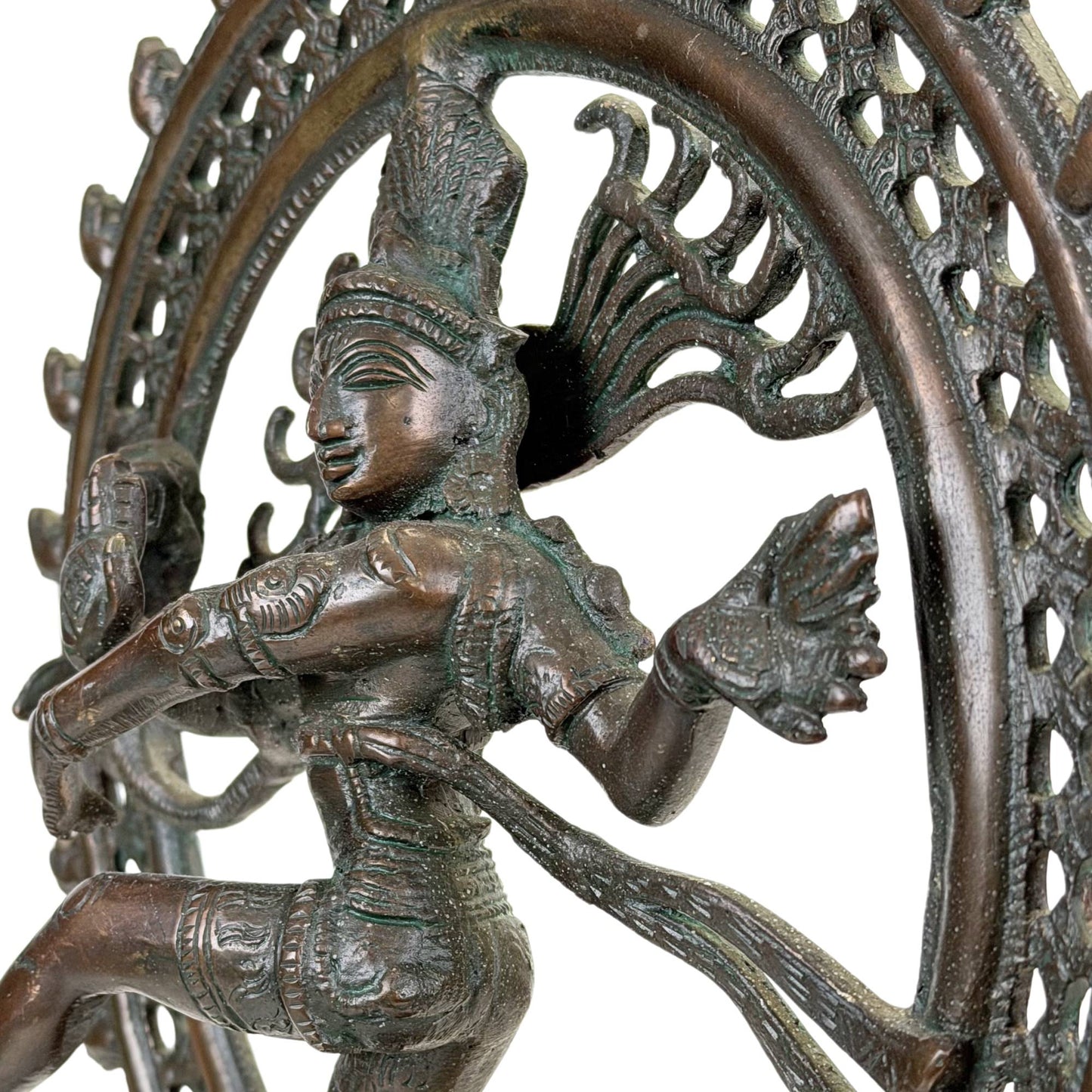 Antiek Nataraja beeld met dansende Shiva, rijk bewerkte aureool en diepe groene oxidatie