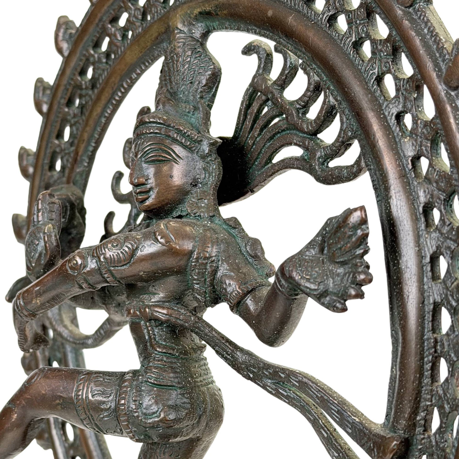 Antiek Nataraja beeld met dansende Shiva, rijk bewerkte aureool en diepe groene oxidatie