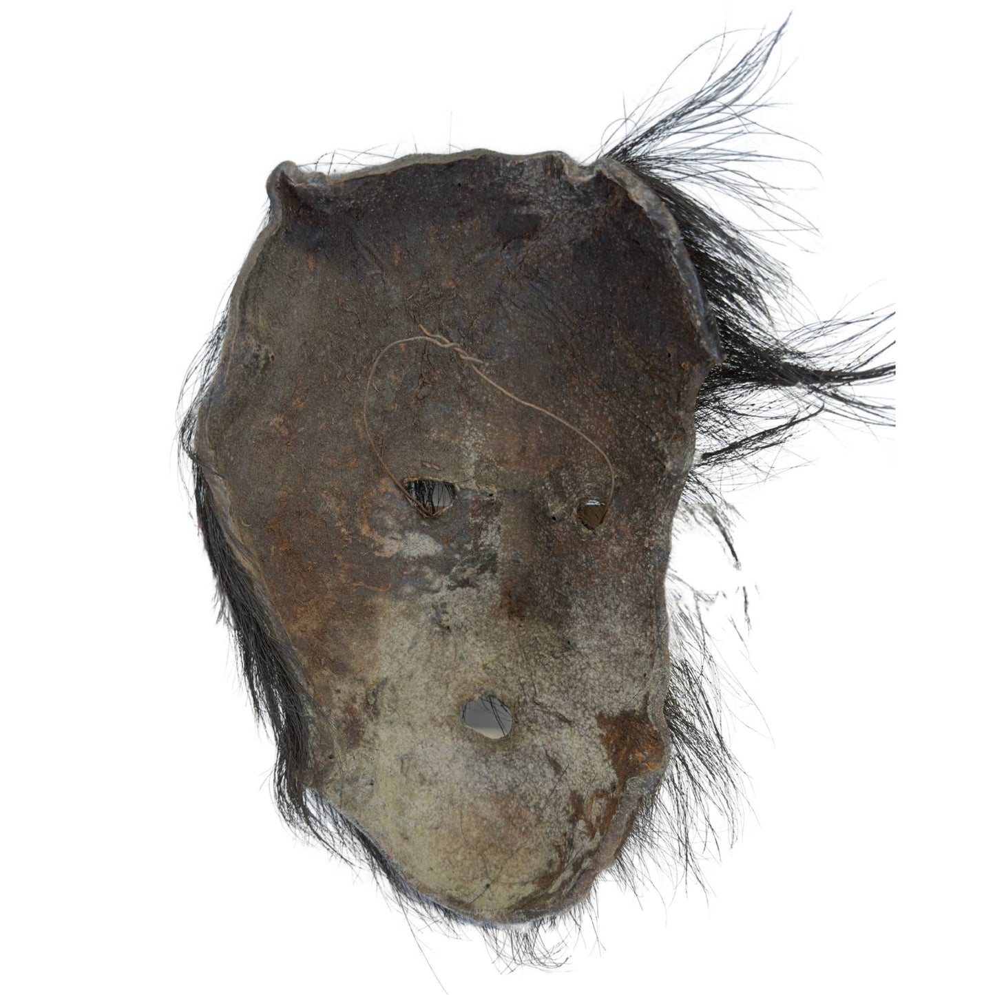 Direct zicht op de holle binnenzijde van het rituele object, tonend de ruwe lederstructuur zonder synthetische lijmlagen of moderne stoffen.