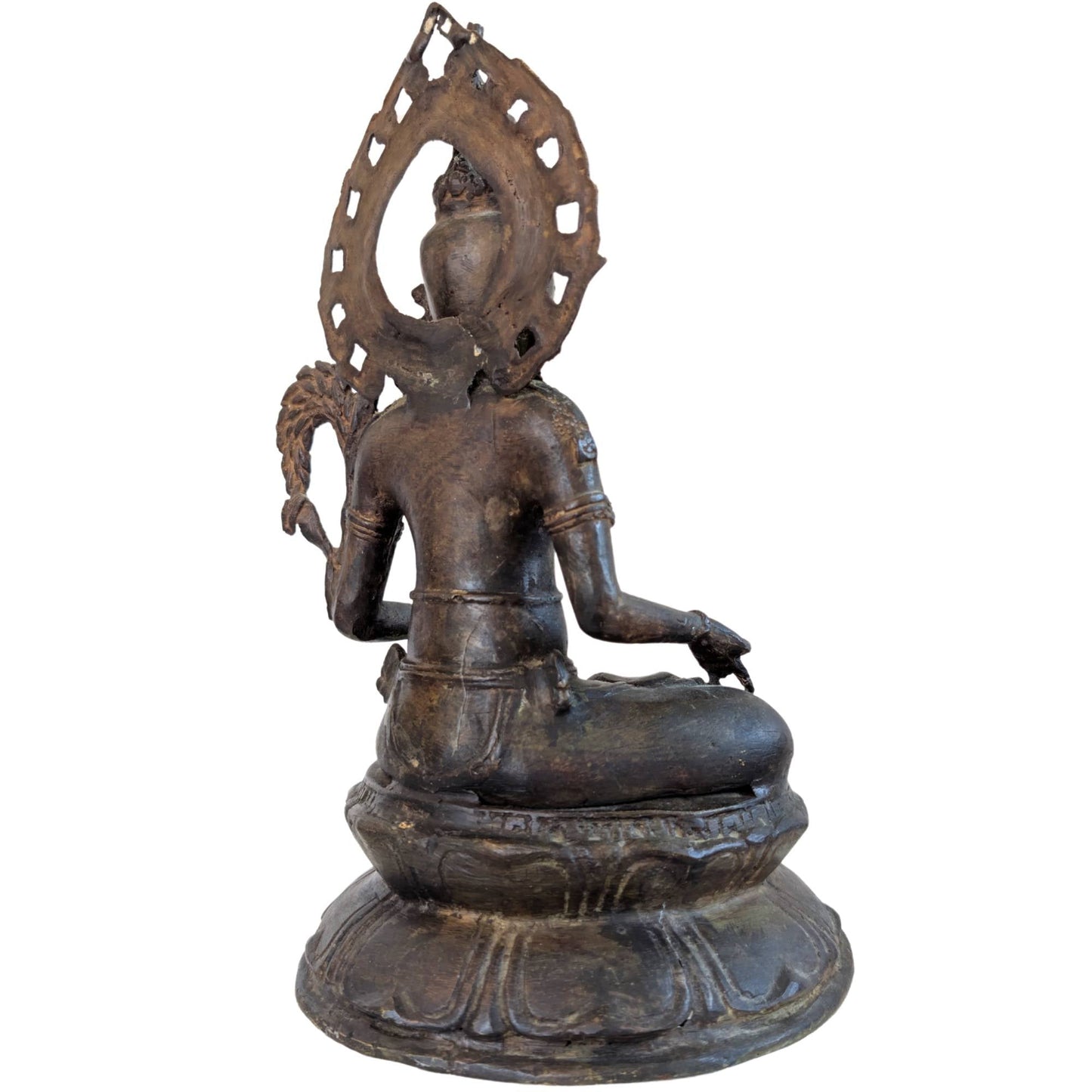 Oud ritueel bronzen beeld met natuurlijke oxidatie en slijtage