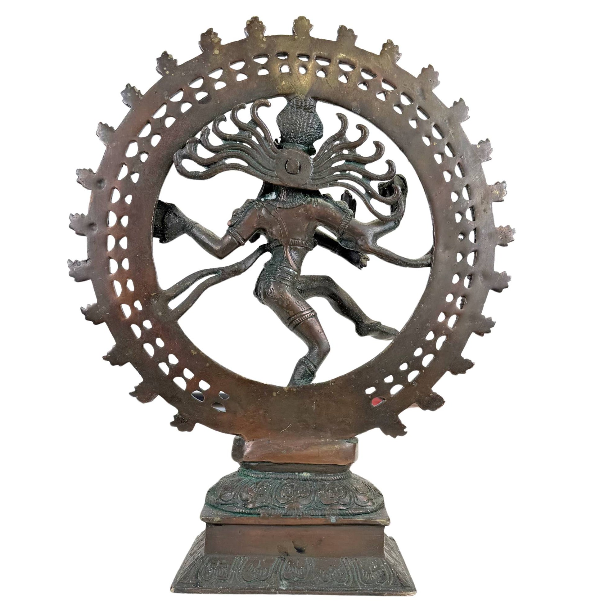 Antiek Shiva beeld van brons met rituele groene oxidatie, opengewerkte vuurring en klassieke Nataraja iconografie