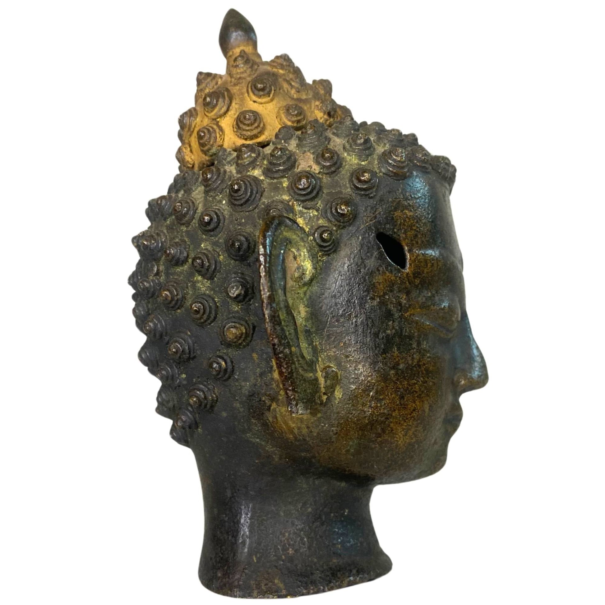 Volledig zijaanzicht toont de diepe bruine patina en groene oxidatie op het brons.