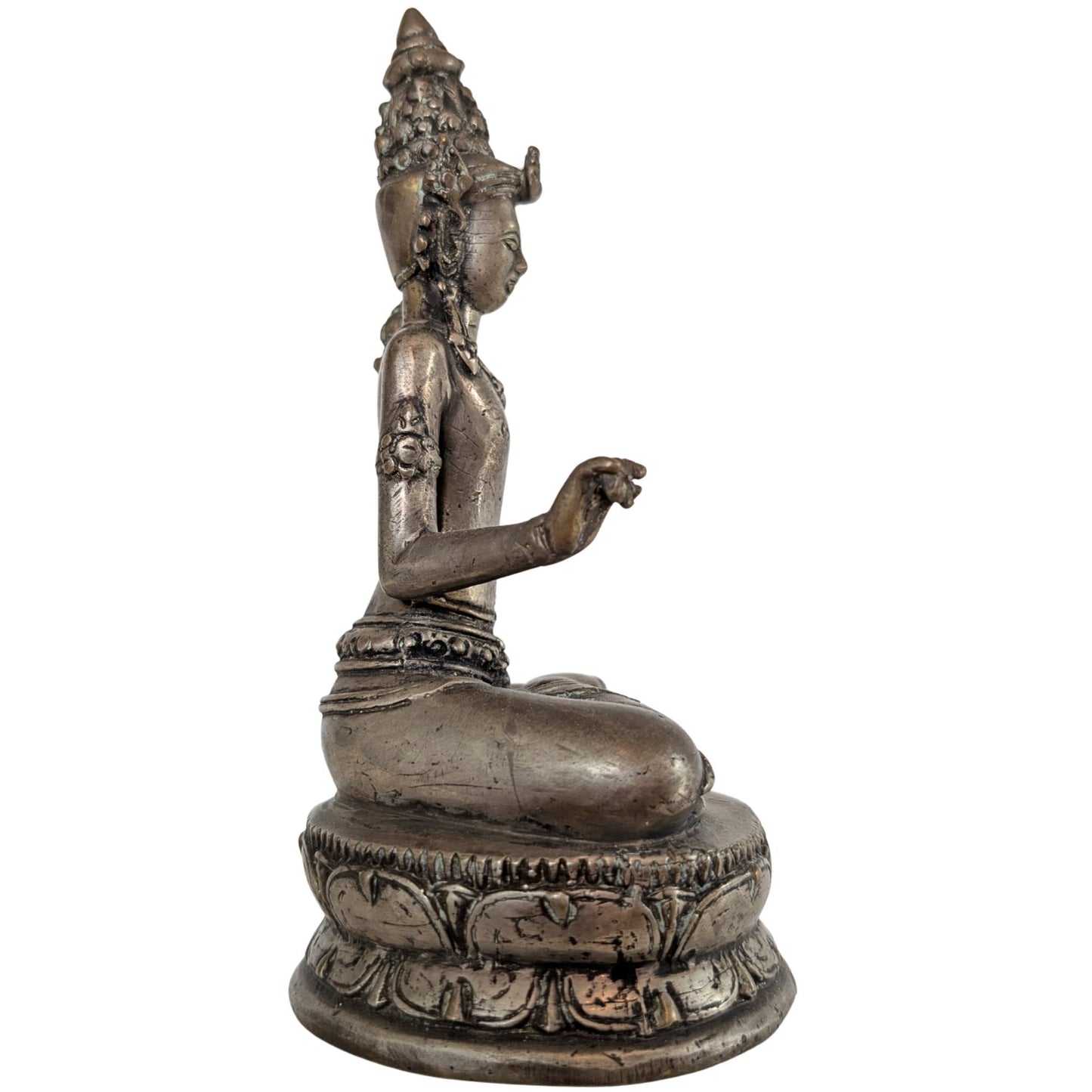 Zijaanzicht benadrukt de verfijnde lotusstengel die langs de arm van de bodhisattva groeit.