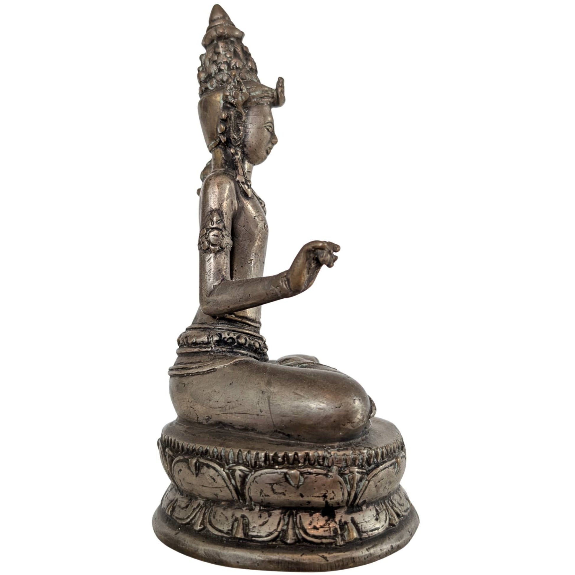 Zijaanzicht benadrukt de verfijnde lotusstengel die langs de arm van de bodhisattva groeit.