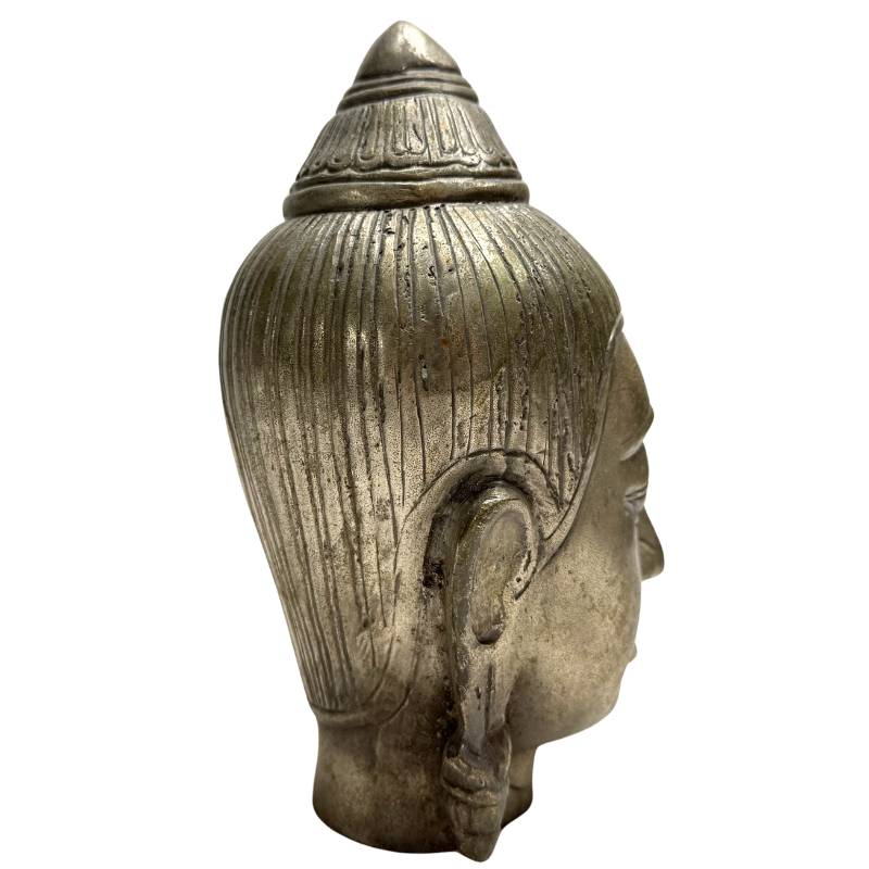 Bronsgieting van een Thais Boeddha hoofd met groengrijze oxidatiepatina, hoogwaardige sacrale kunst en boeddhistische verzamelobjecten.