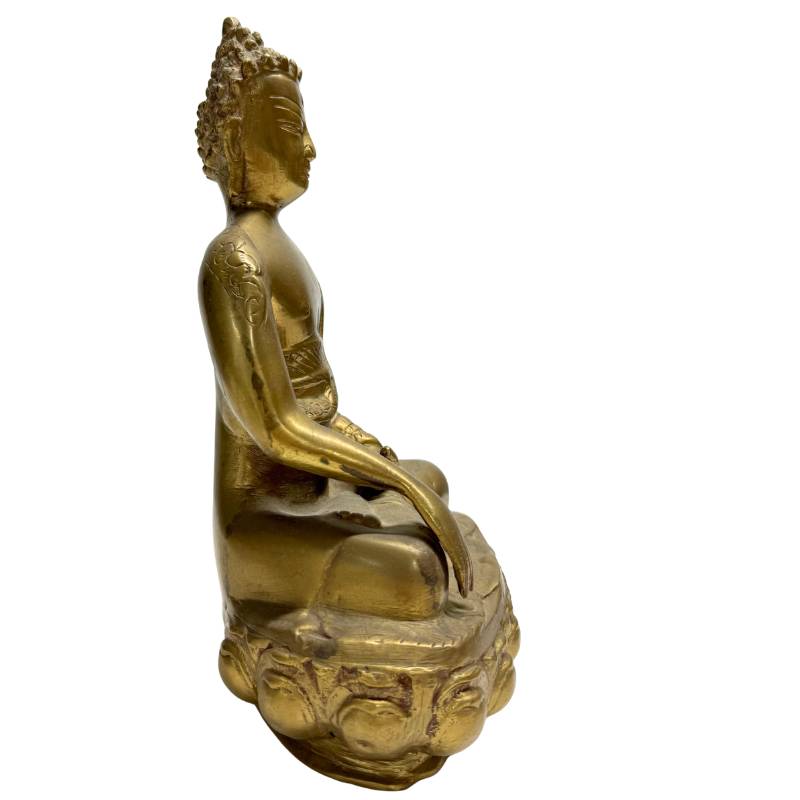 Gedetailleerde opname van het bovenlichaam van een Tibetaans bronzen Boeddha met focus op de serene gezichtsuitdrukking.