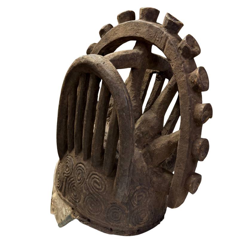 Antiek tribaal masker uit Afrika, handgemaakt houten object met oude beschildering en sterke decoratieve aanwezigheid