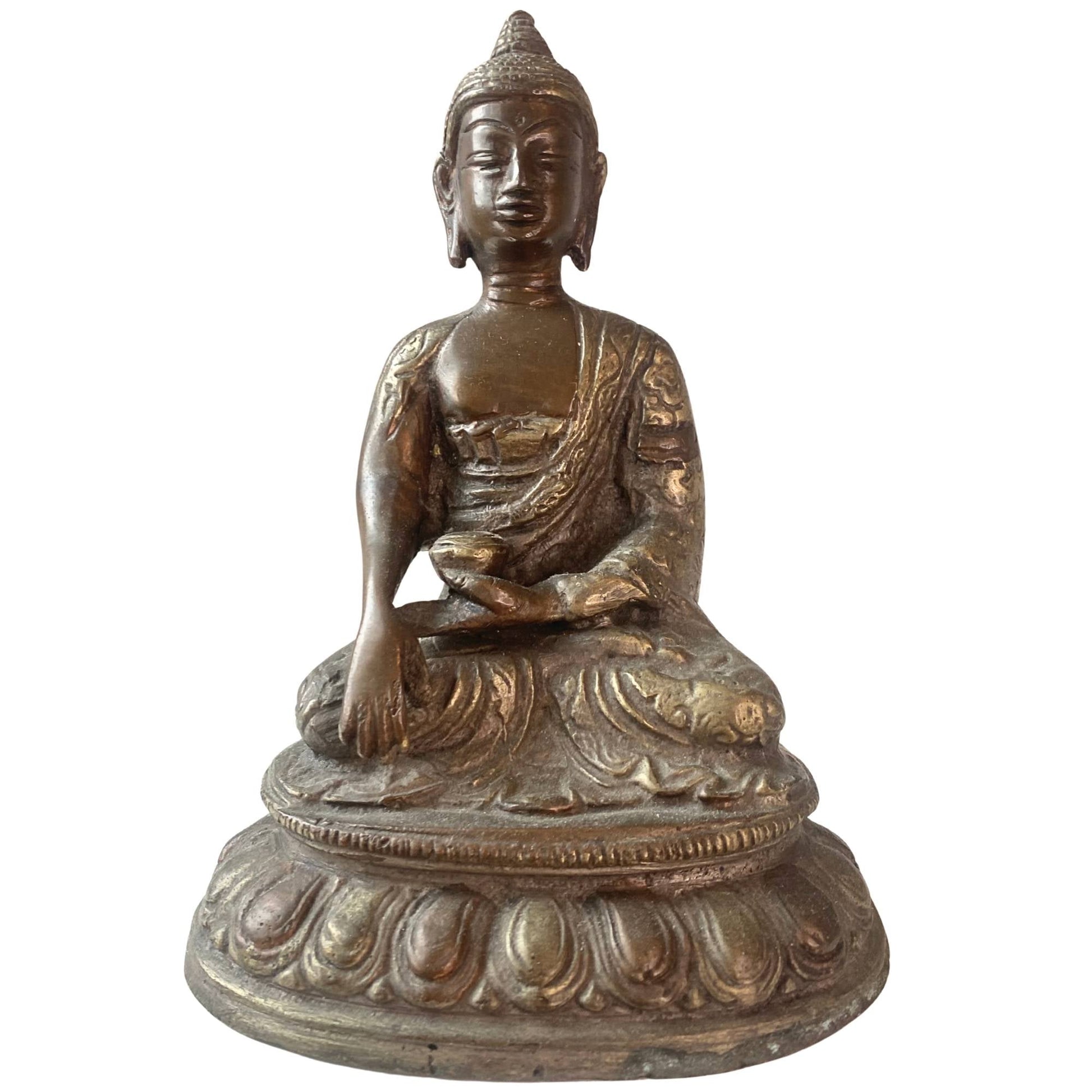 Vooraanzicht van een antieke vuurvergulde Burmese bronzen Boeddha.