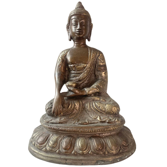 Vooraanzicht van een antieke vuurvergulde Burmese bronzen Boeddha.
