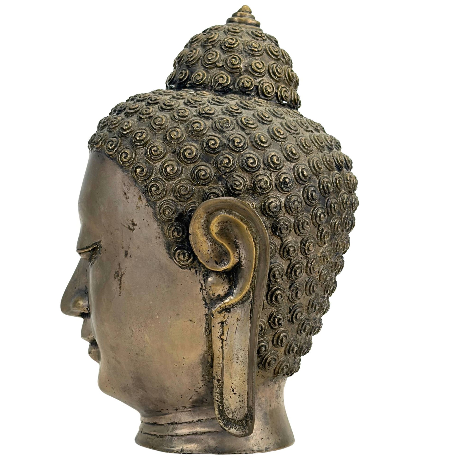 Volledig linker profielaanzicht van het handgegoten Thaise Boeddhasculptuur accentuerend de verheven Ushnisha en de strakke kaaklijn.