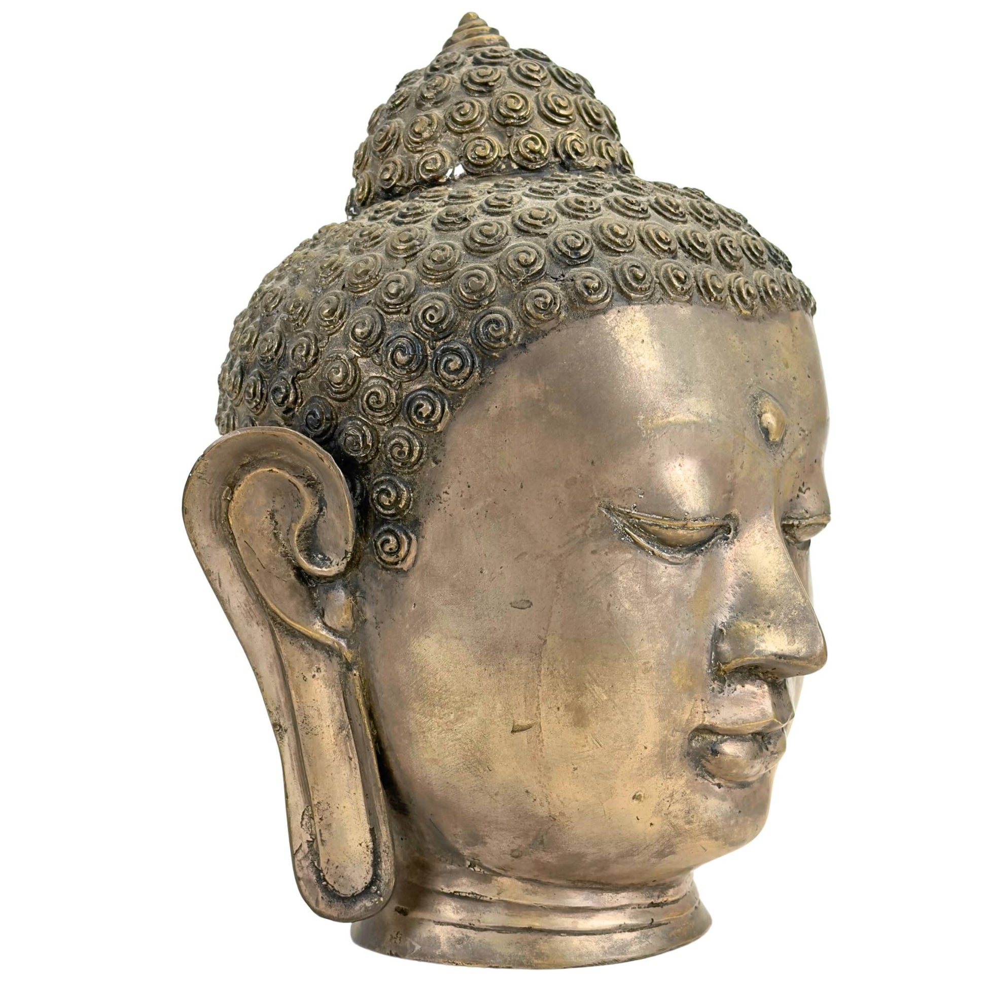 Vooraanzicht van het handgegoten messing-bronzen Thaise Boeddhahoofd in klassieke Sukhothai-stijl met serene blik en goud-bruine patina.