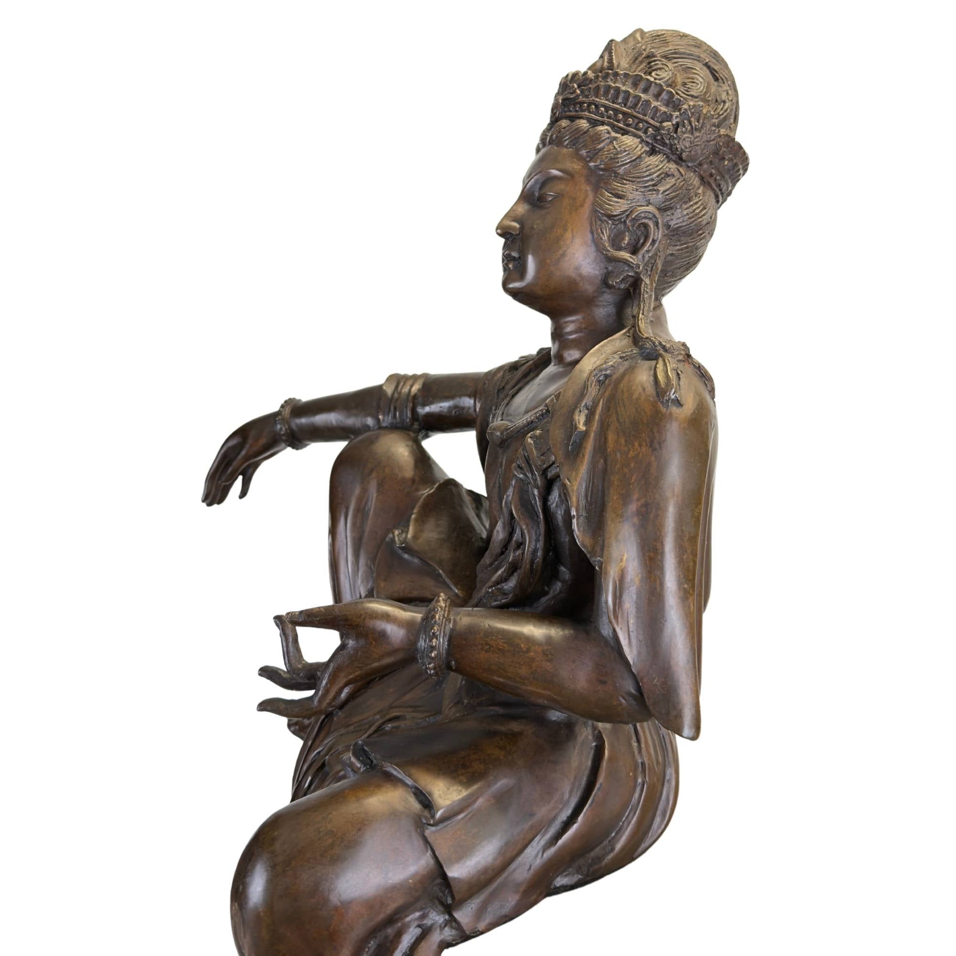 De achterzijde van het vroege 20e-eeuwse bronzen Guanyin beeld met donkere oxidetinten in de diepe plooien.
