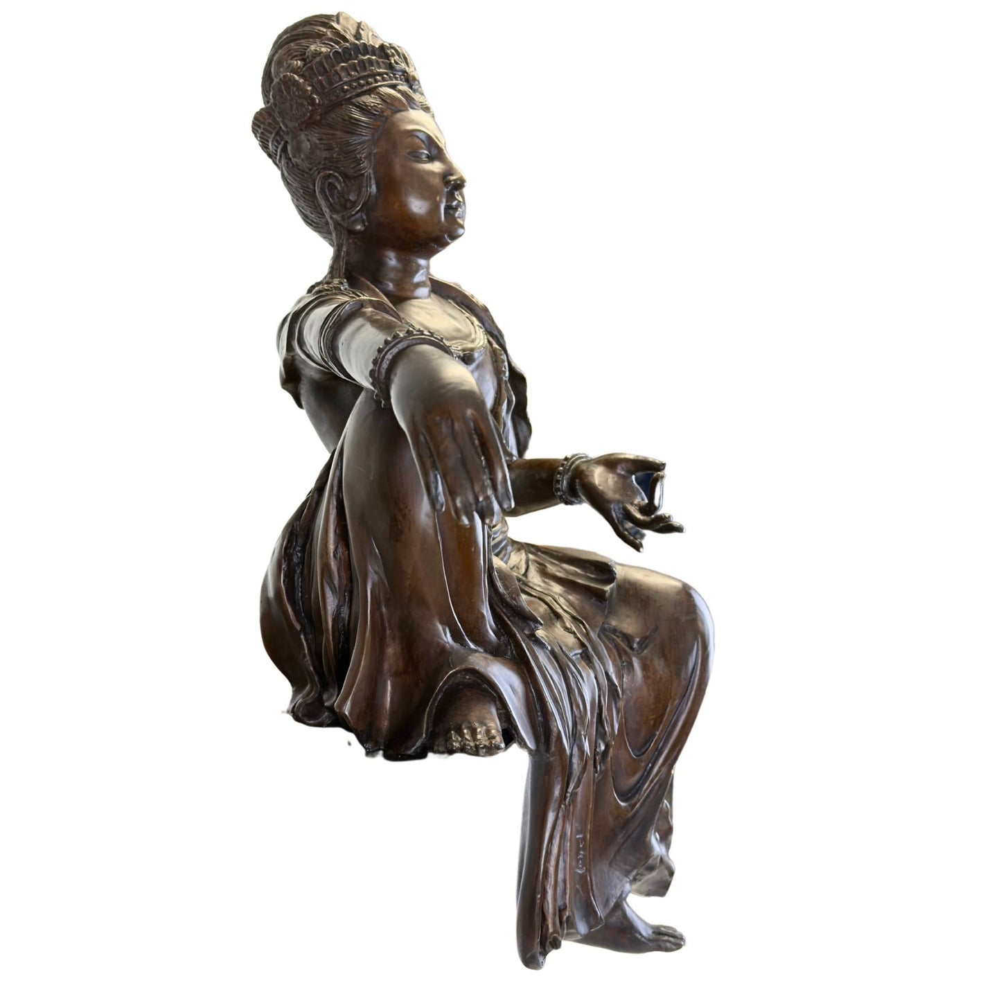Close-up van het serene gelaat en de gedetailleerde ceremoniële tiara van de bronzen Guanyin Bodhisattva.