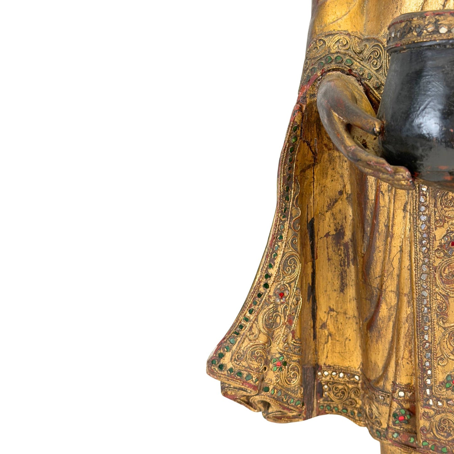 Detailopname van de linkerhand en het gewaad van de antieke Birmaanse Boeddha, met focus op de verfijnde Hmankazi-glasinlays en de historische lakafwerking.