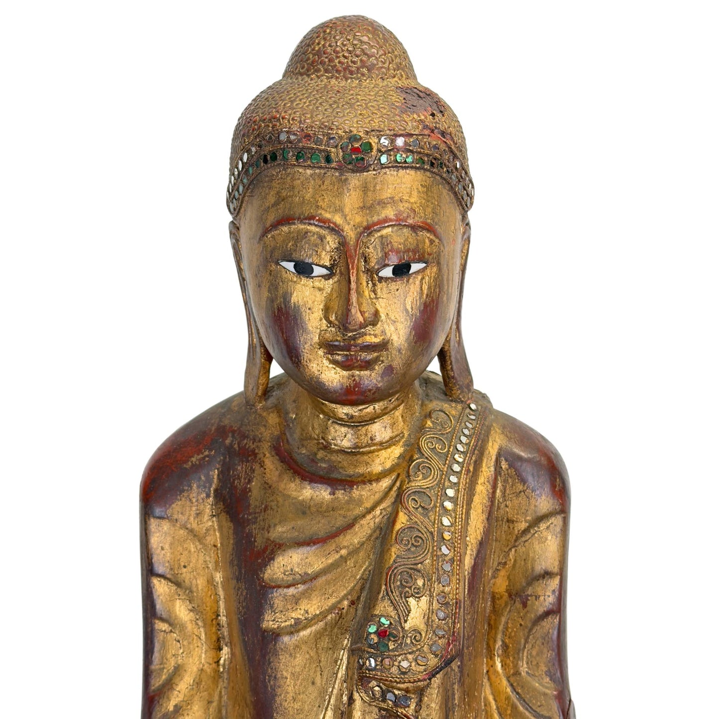 Vooraanzicht van het serene gelaat van de 19e-eeuwse Boeddha, met de karakteristieke Mandalay-stijl expressie en decoratieve details.