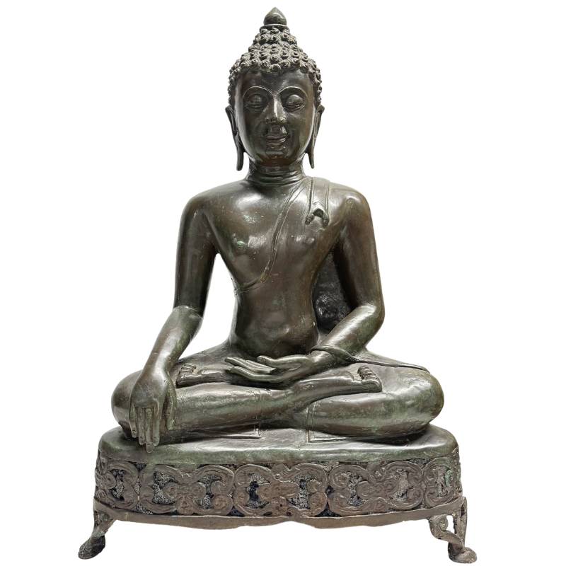 Frontaanzicht van de monumentale antieke bronzen Shakyamuni Boeddha in Bhumisparsha mudra op een zeldzame opengewerkte altaartroon met diepe olijfgroene patina.