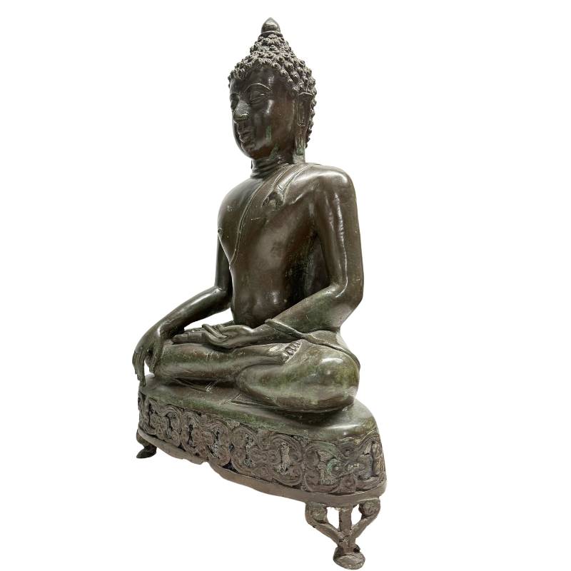 Schuin vooraanzicht van de linkerzijde van het zware bronzen altaarbeeld, met focus op de monumentale Lan Na Chiang Saen proporties.