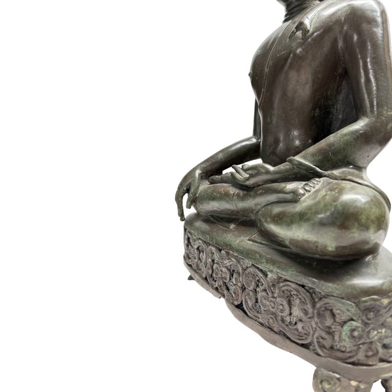 Detailopname van de linkerzijde van de troonbasis en de rustende hand in de schoot, illustrerend de versteende resten van tempelroet en wierookas.