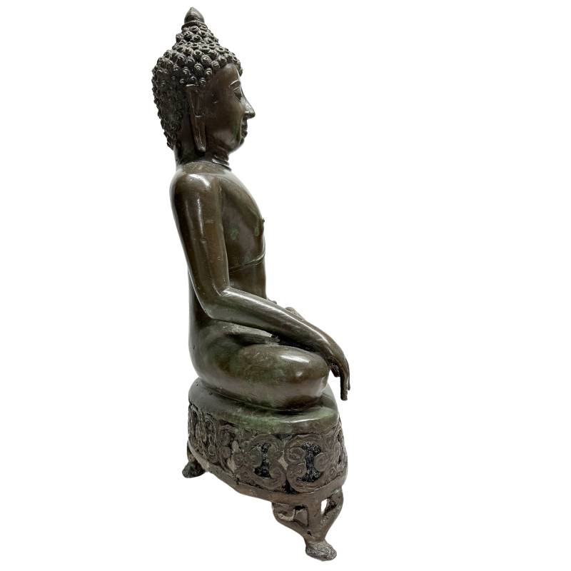 Rechter zijaanzicht van het antieke Aziatische kunstobject, illustrerend de diepte van de troon en de serene zithouding van de Shakyamuni Boeddha.