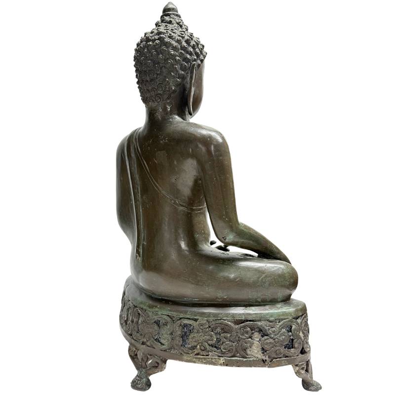 Schuin achteraanzicht van de rechterzijde van de monumentale Boeddha sculptuur met weergave van de historisch geoxideerde bronsenhuid.