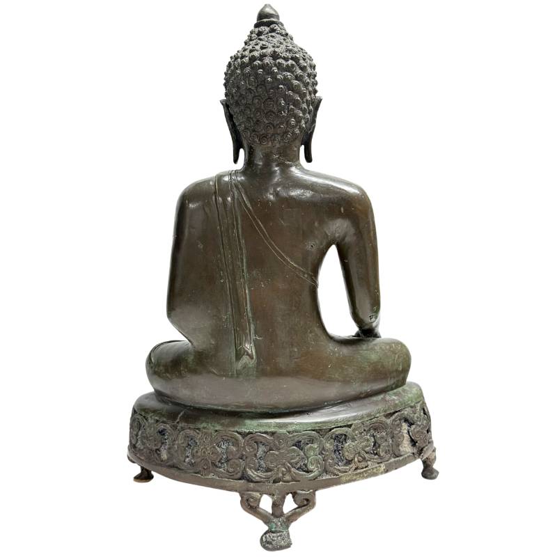 Volledig achteraanzicht van de antieke bronzen tempel Boeddha met de vloeiend vallende rugzijde van het monnikskleed en de massieve opbouw.