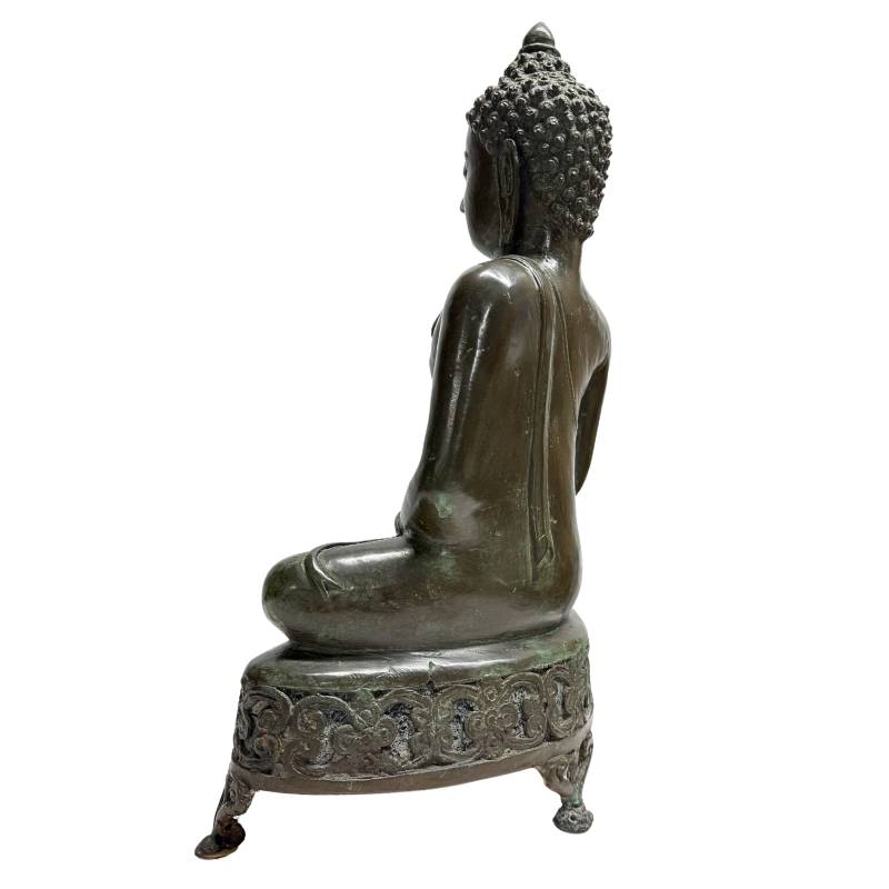 Linker zijaanzicht van de Lan Na Chiang Saen stijl Boeddha met de kenmerkende opgebouwde ushnisha en de geprononceerde anatomie.