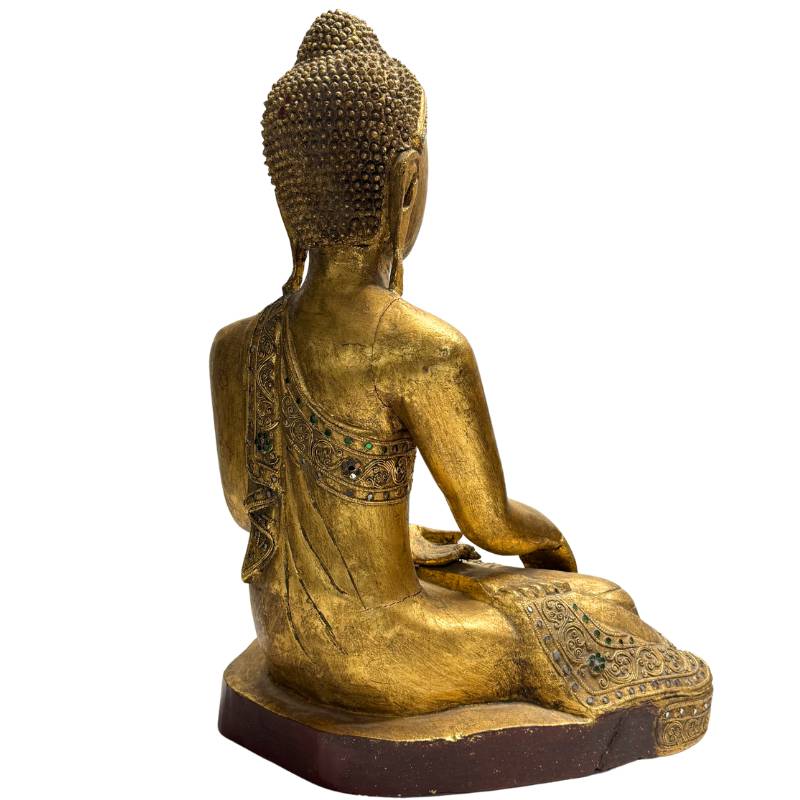 Schuin achteraanzicht van de rechterzijde van het monolithische teakhouten sculptuur met deels gesleten goudblad en Thit-si lakbasis.